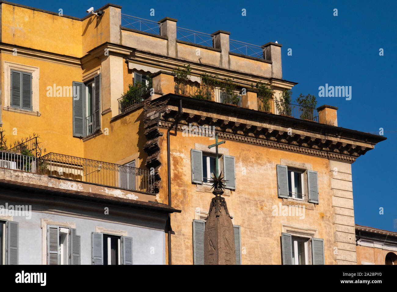 Tiny elevato livello Giardini, piante e terrazze sui tetti di Roma dove lo spazio non è disponibile per le strade di seguito. La gente ha bisogno di vegetazione. Foto Stock