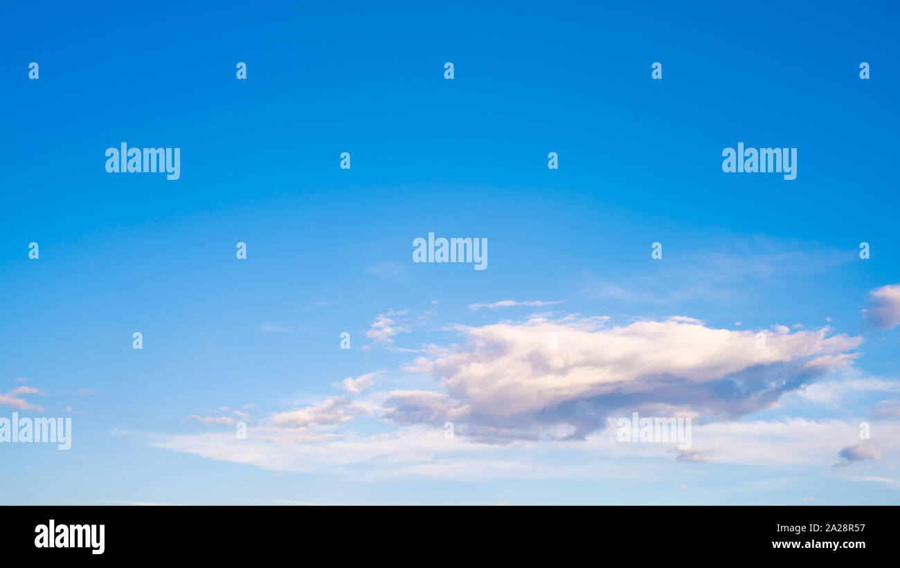 Il cielo blu con nuvole bianche come sfondo Foto Stock