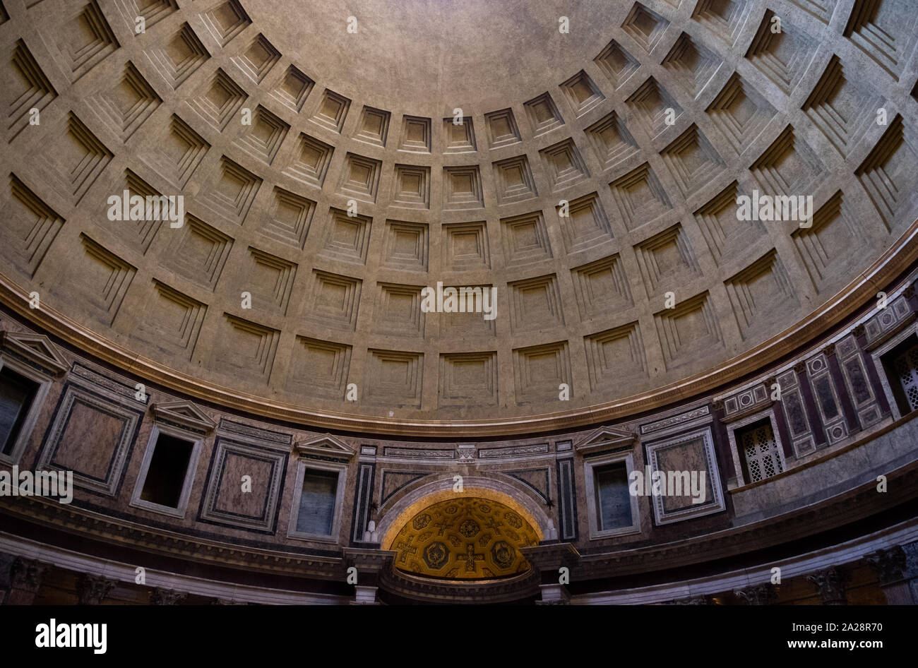 Vista della parte del massiccio di soffitto a cupola del Pantheon. classificato le piazze di dettaglio simmetrico al di sopra di mosaici e dipinti d'oro arch. Foto Stock