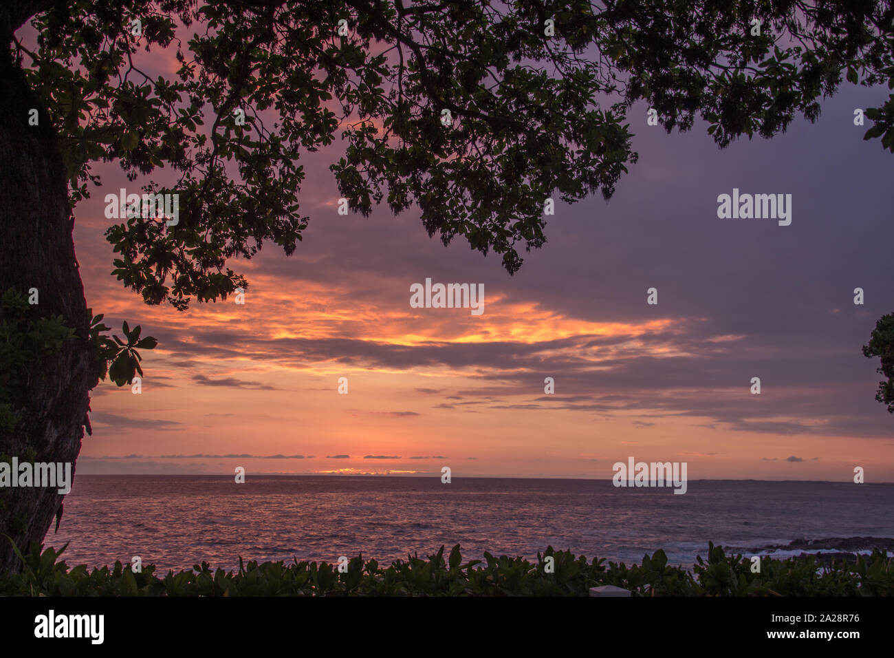 Colorato tramonto sul mare di Kona celeste sulla Big Island delle Hawaii Foto Stock