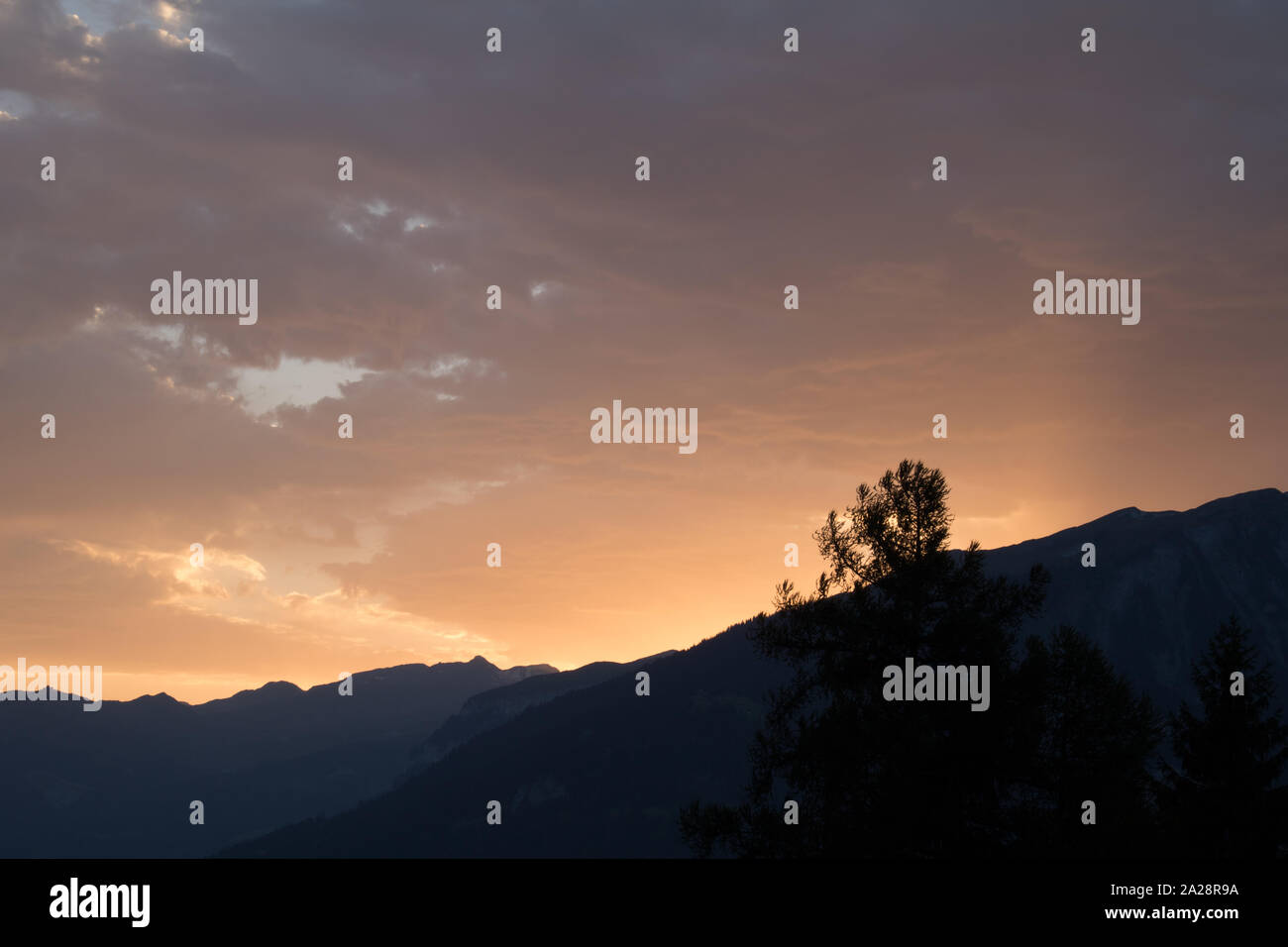 Colorato tramonto sulle Alpi Svizzere white alcune montagne sullo sfondo Foto Stock