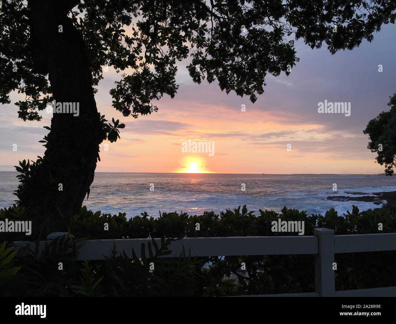 Colorato tramonto sul mare di Kona celeste sulla Big Island delle Hawaii Foto Stock