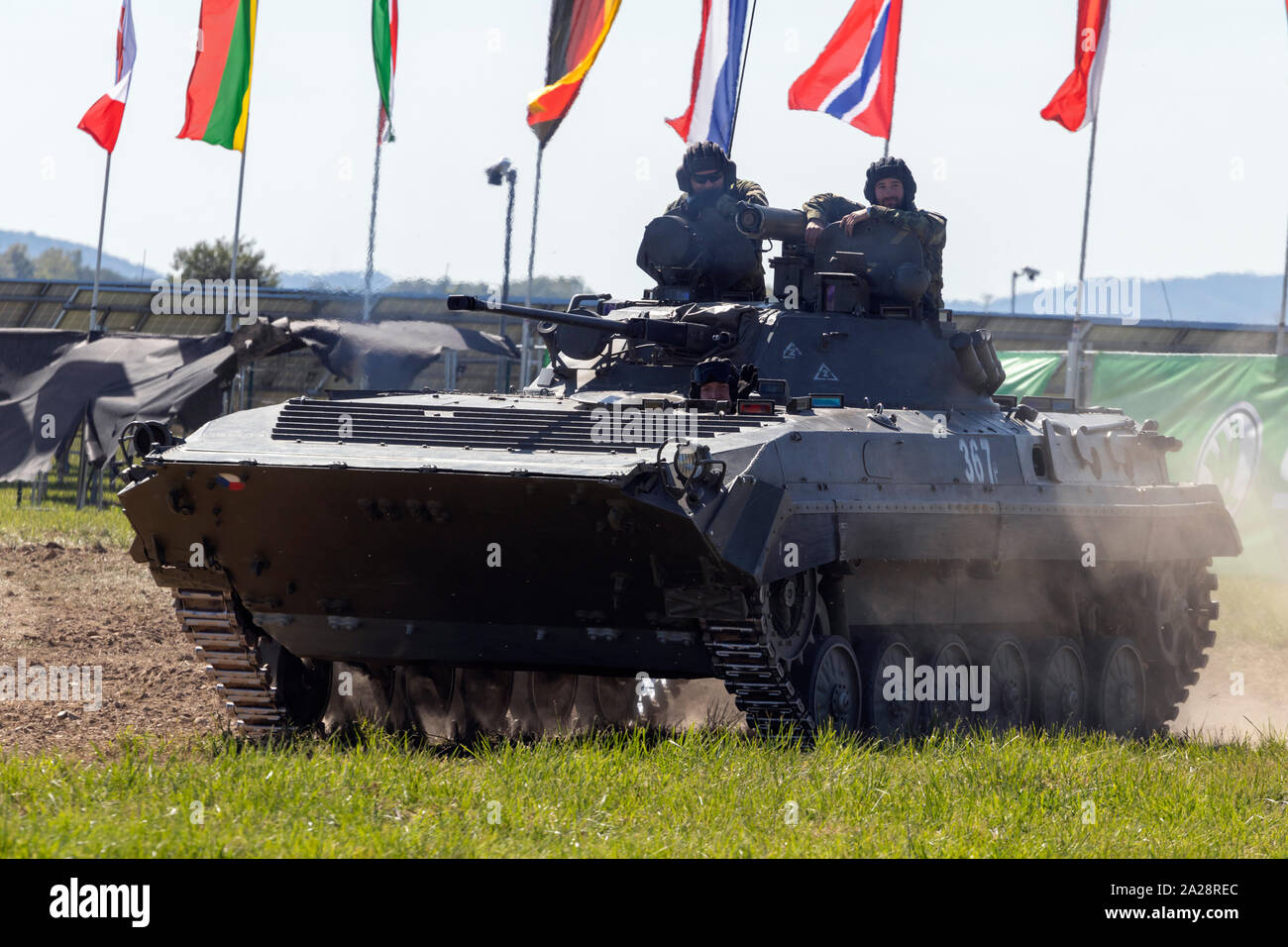 OSTRAVA, Repubblica Ceca - 22 settembre 2019: la NATO giorni. Modello BVP-2 veicolo cingolato della Ceca forze armate esegue una dimostrazione. Foto Stock