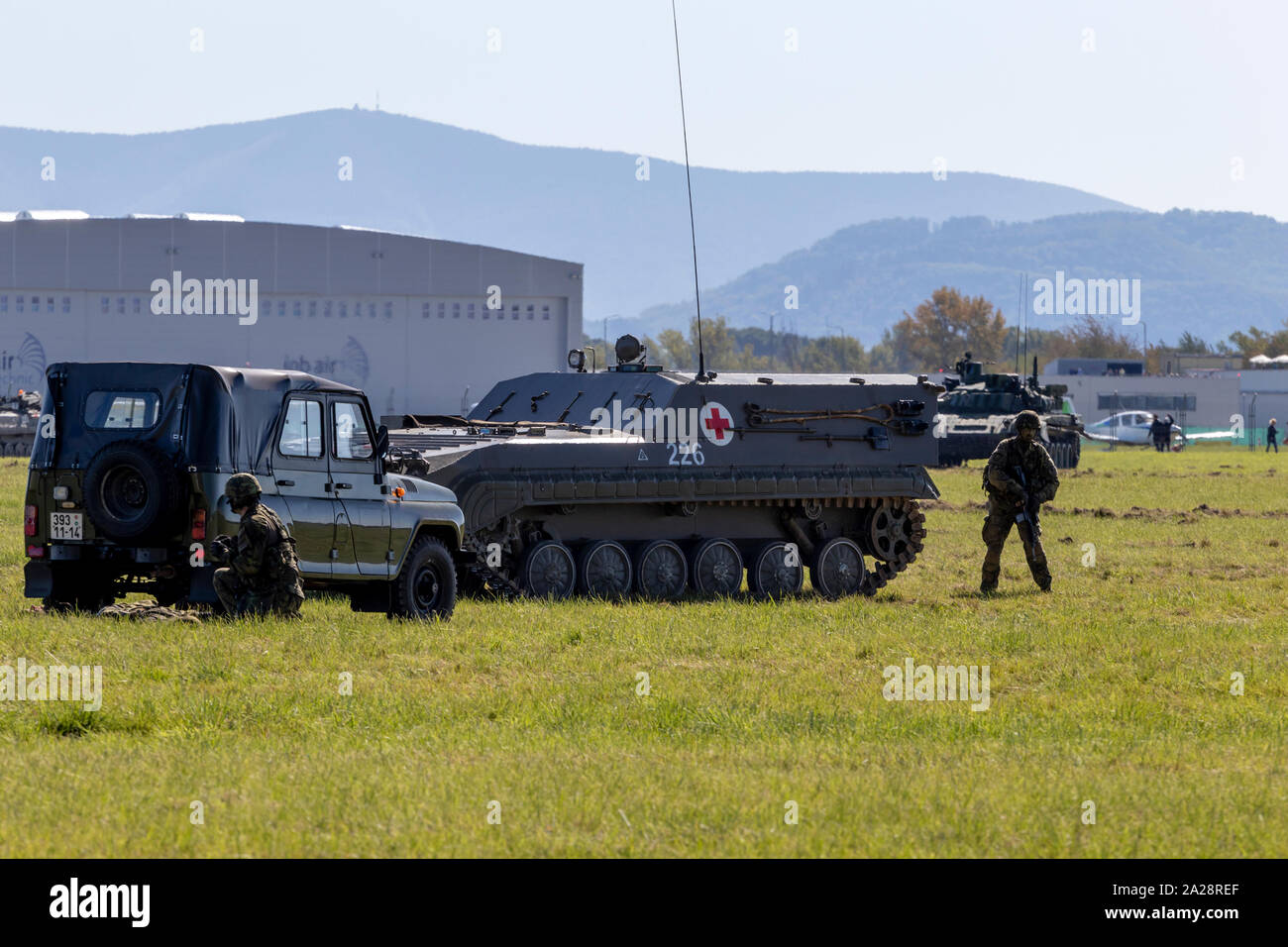 OSTRAVA, Repubblica Ceca - 22 settembre 2019: la NATO giorni. UAZ di comando e del veicolo cingolato medevac veicolo sul campo di battaglia. Foto Stock