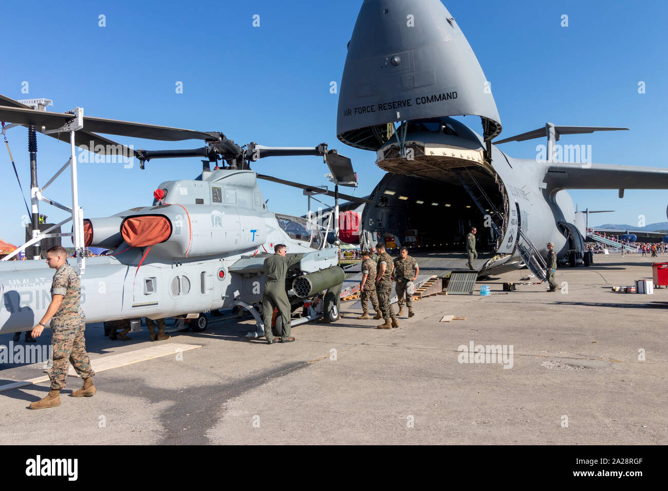 OSTRAVA, Repubblica Ceca - 22 settembre 2019: la NATO giorni. Un AH-1Z Viper elicottero dei Marines americani HMLAT-303 squadron viene caricato in C-5M Supe Foto Stock