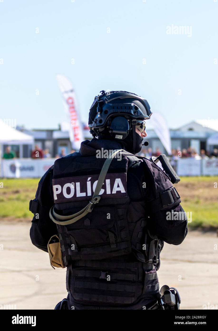 OSTRAVA, Repubblica Ceca - 21 settembre 2019: la NATO giorni. La visualizzazione dinamica della polizia ceca. Agente in nero ingranaggio tattici, arma in mano, copre un aperto Foto Stock