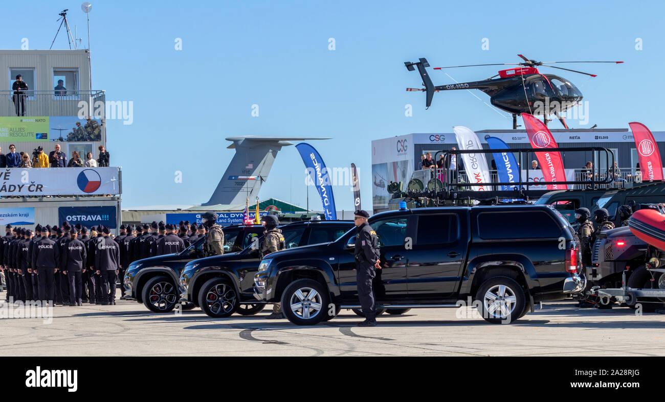 OSTRAVA, Repubblica Ceca - 21 settembre 2019: la NATO giorni. Appena giurato in ufficiali della polizia ceca vigore fare un giuramento. I veicoli nuovi sono consegnati. Foto Stock