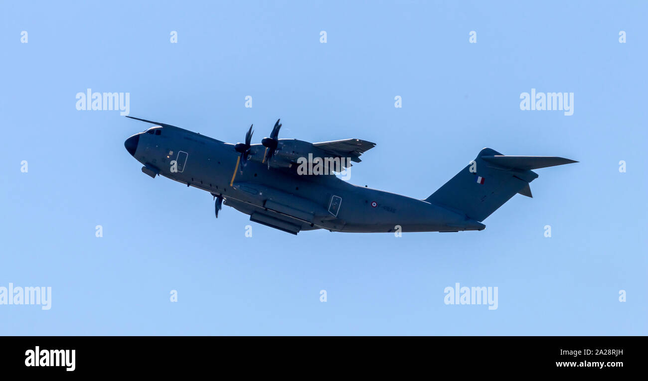 OSTRAVA, Repubblica Ceca - 22 settembre 2019: la NATO giorni. A400M Atlas velivoli da trasporto tattico di Forza aerea Francese catturato mid-aria. Blue sky. Foto Stock