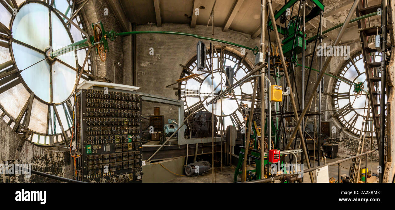 Vintage gravità azionata la torre dell orologio meccanismi e quadranti. Foto Stock