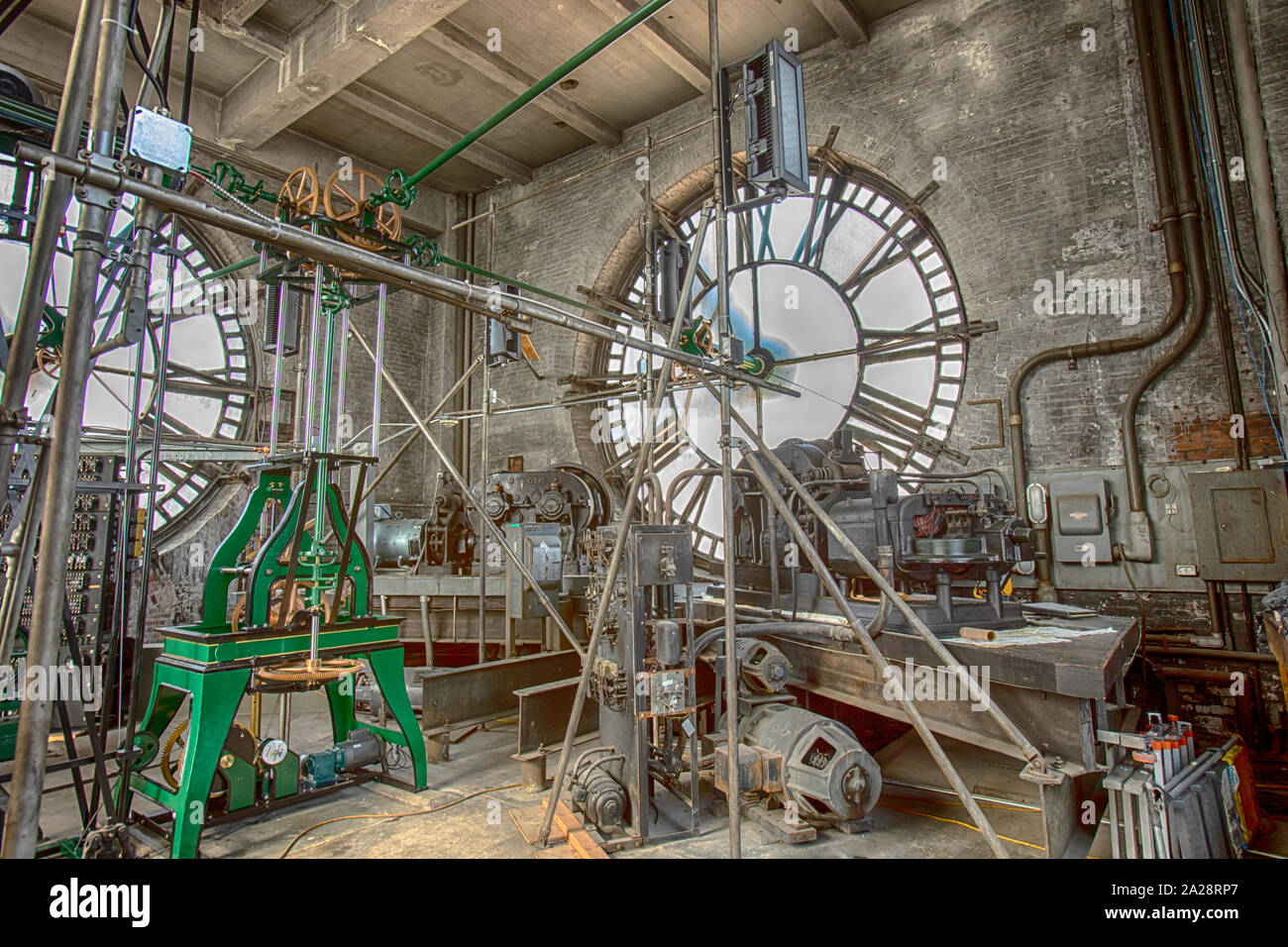 Vintage gravità azionata la torre dell orologio meccanismi e quadranti. Foto Stock