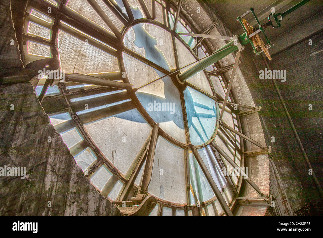 Vintage gravità azionata la torre dell orologio meccanismi e quadranti. Foto Stock