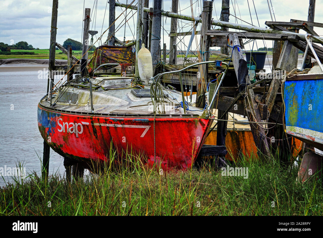 Uno yacht chiamati snap sospeso in una posizione sollevata di attracco sul fiume Wyre a Skippool Creek Foto Stock