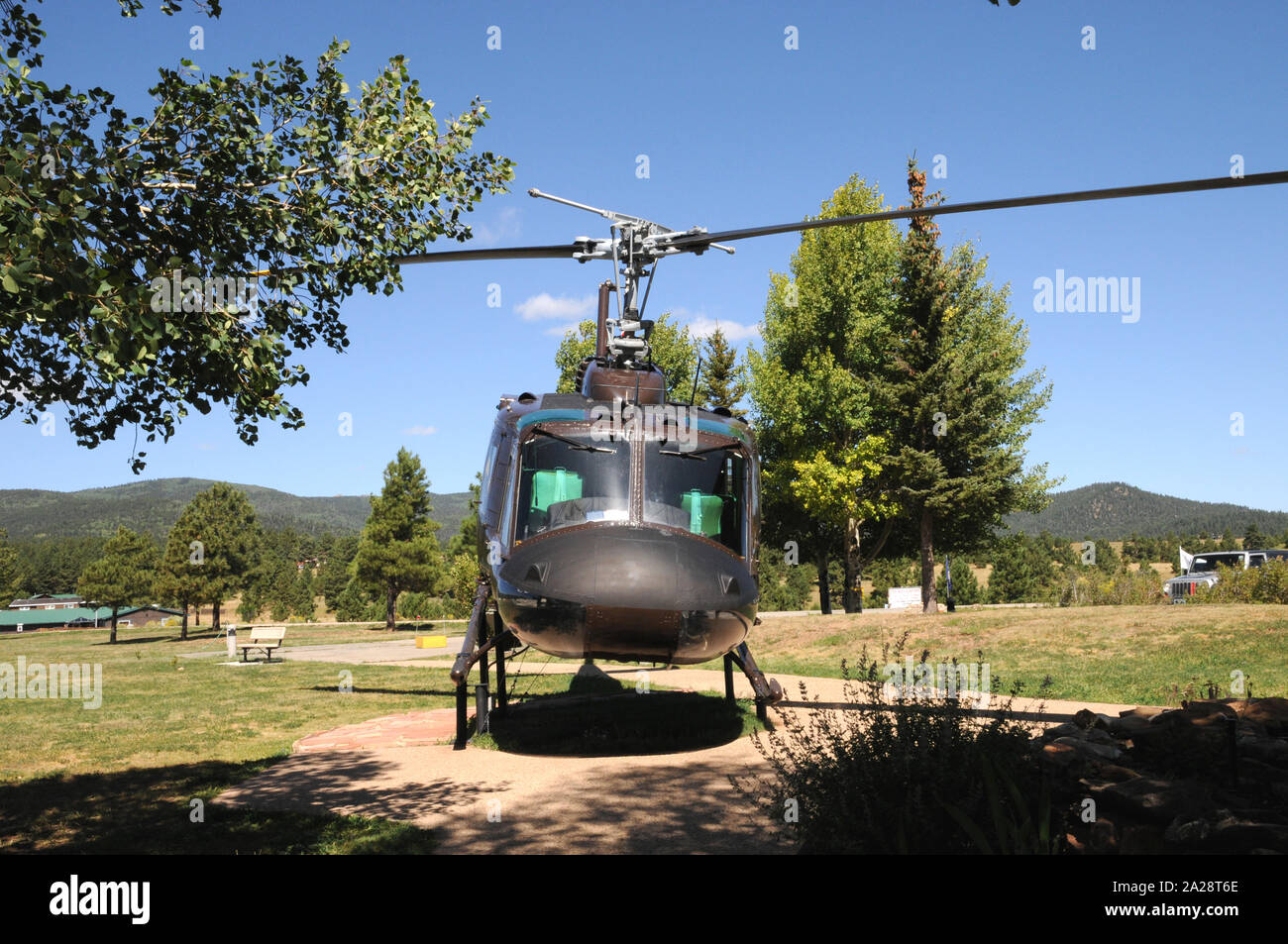 Un Bell UH1 elicottero, meglio noto come "Huey', sul display presso il Memoriale dei Veterani del Vietnam stato parco vicino a Angel Fire, Nuovo Messico. Foto Stock