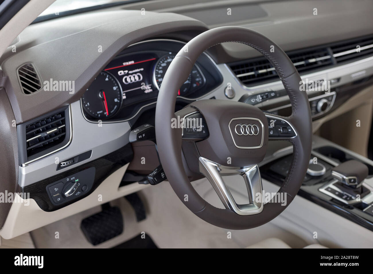 Russia, Izhevsk - Settembre 11, 2019: Audi showroom. Interno del nuovo Q7 Quattro con cambio automatico. Famoso marchio mondiale. Foto Stock