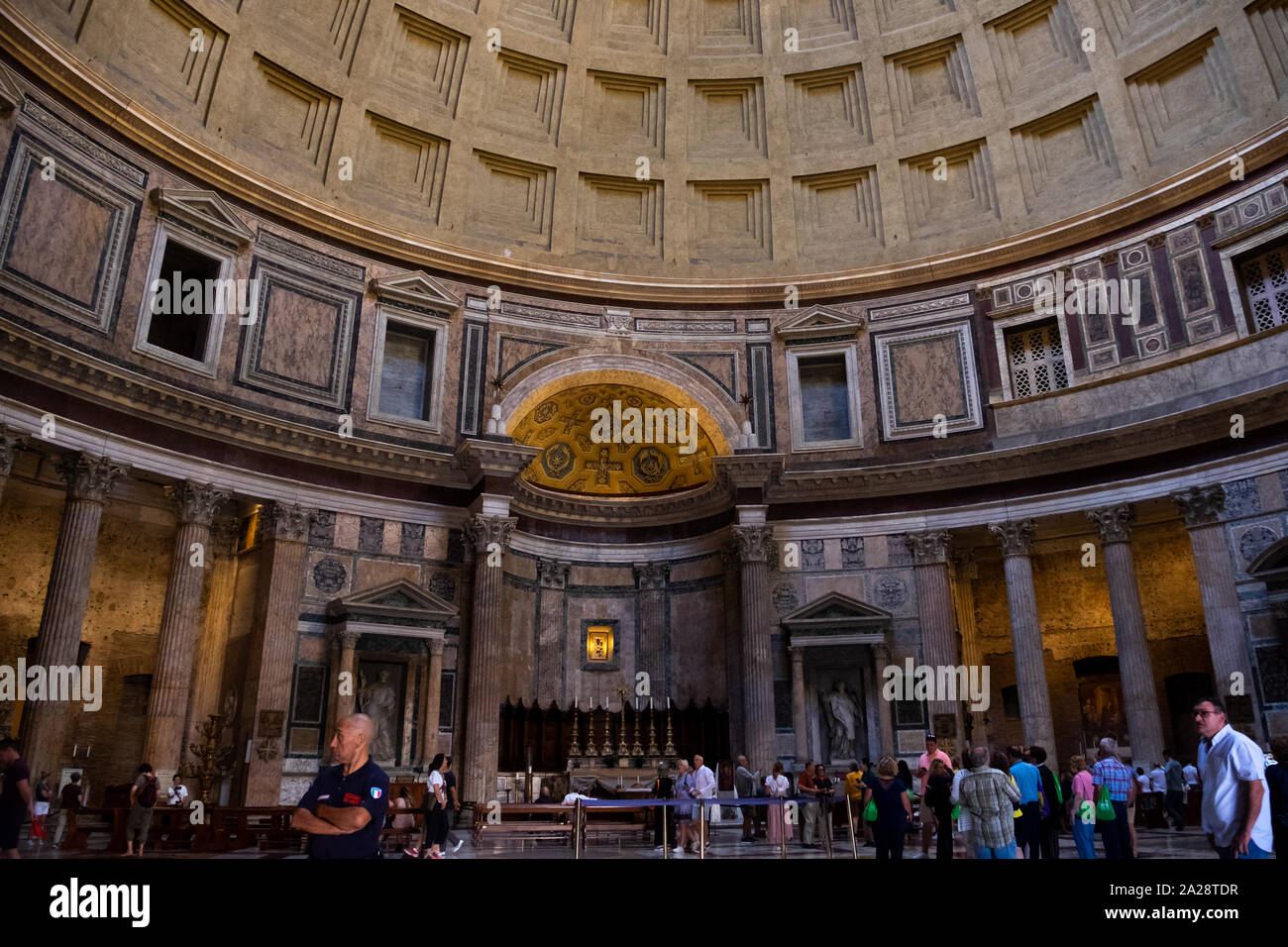 Vista interna del massiccio di soffitto a cupola e favolose decorazioni in oro del Pantheon, la maggior parte intatte antiche edificio di epoca romana, ora chiesa. Foto Stock