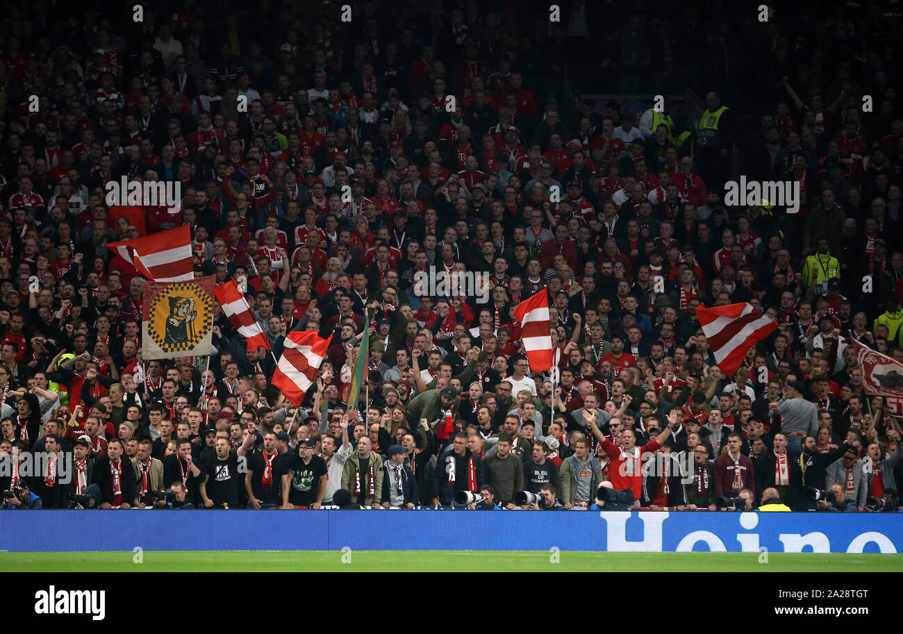 Il Bayern Monaco tifosi sulle tribune durante la UEFA Champions League a Tottenham Hotspur Stadium, Londra. Foto Stock