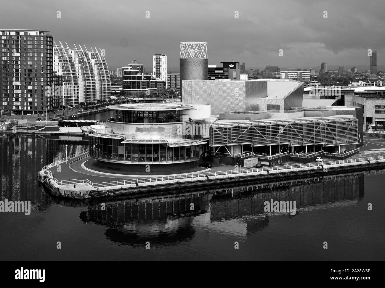 Vista dalla Imperial War Museum North, oltre il Manchester Ship Canal, il Lowry, Salford Quays, Manchester, Regno Unito Foto Stock