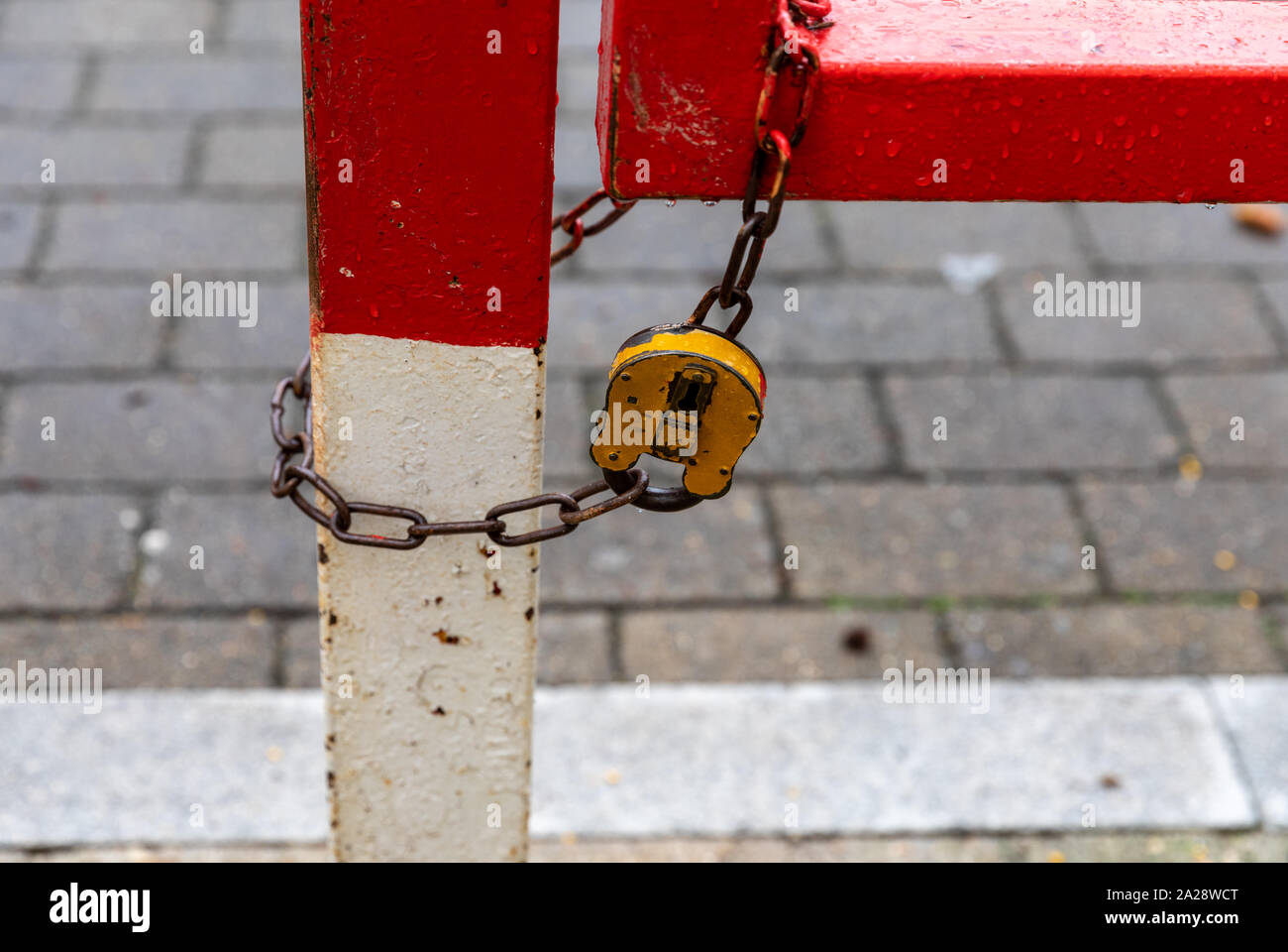 Un parcheggio chiuso cancello su un break in un quartiere della città di Londra Foto Stock