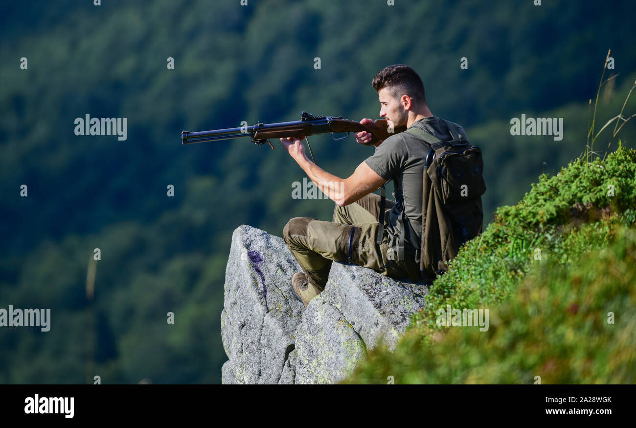 Disponibilità a morire. man tenere arma. Scopo e successo. soldato nel campo. poligono. forze armate. sniper raggiungere la montagna bersaglio. stile militare. maschio nel camuffamento. l uomo pronto a far fuoco. hunter hobby. Foto Stock