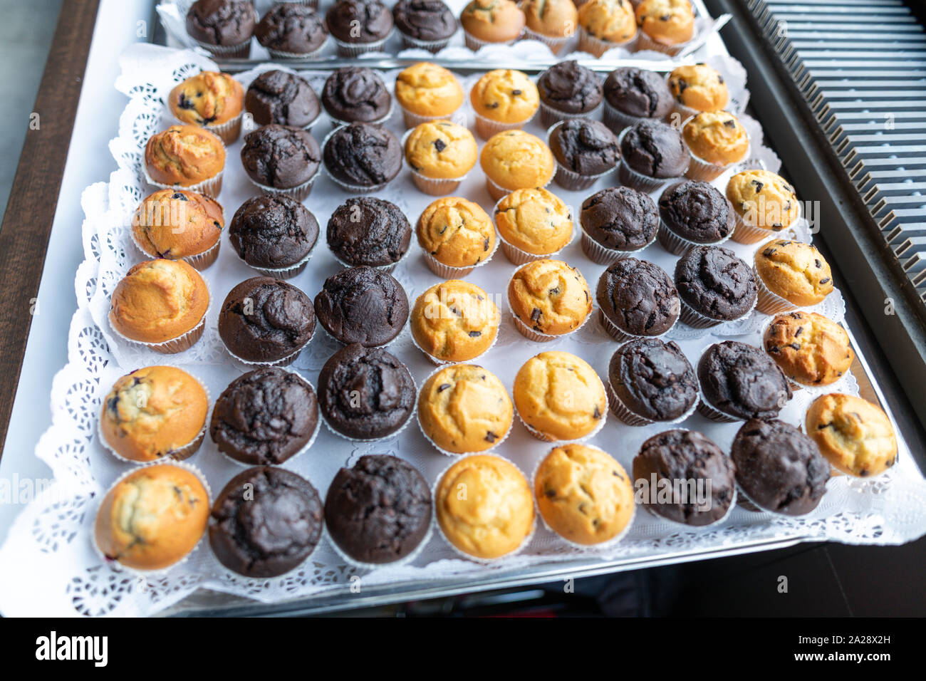 Il cibo. Ein Blech mit dunklen (schoko) und hellen muffin. Foto Stock