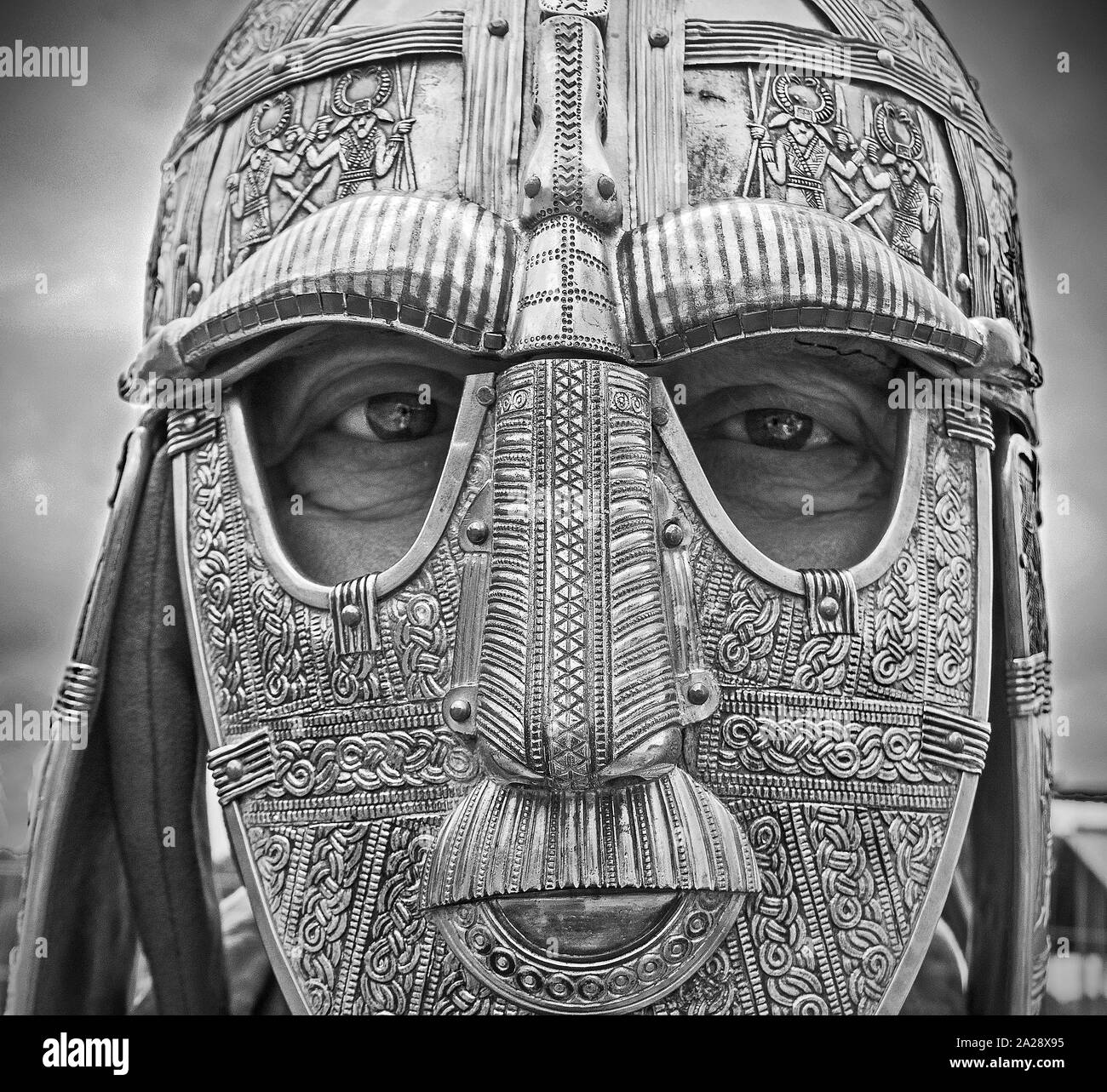 Anglo-Saxon warrior decorate con casco Foto Stock