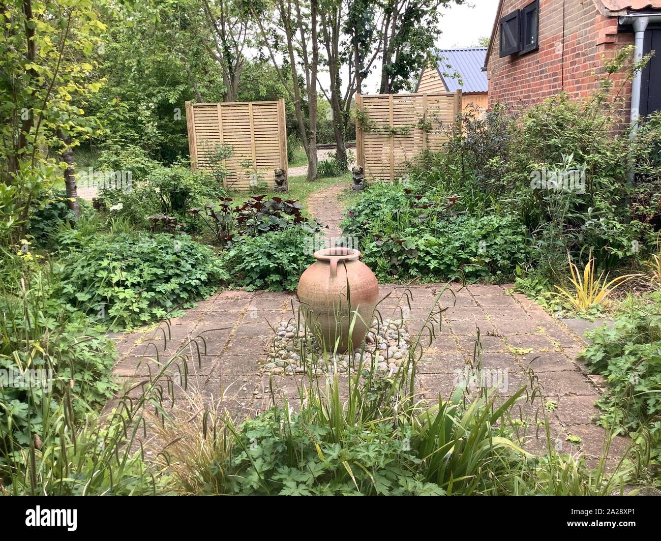 Grecian urn in un giardino Foto Stock