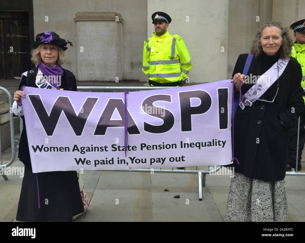 Gli attivisti da donne contro la pensione statale la disuguaglianza al di fuori del congresso del Partito conservatore, 2019, Manchester, UK, il giorno 3. Foto Stock