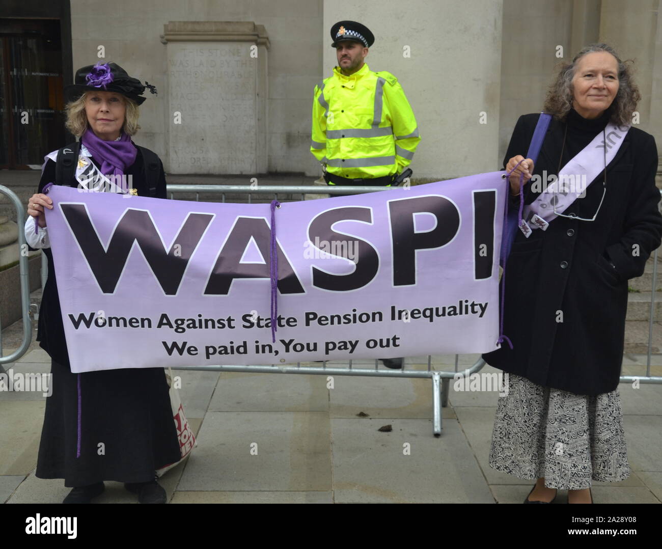 Gli attivisti da donne contro la pensione statale la disuguaglianza al di fuori del congresso del Partito conservatore, 2019, Manchester, UK, il giorno 3. Foto Stock