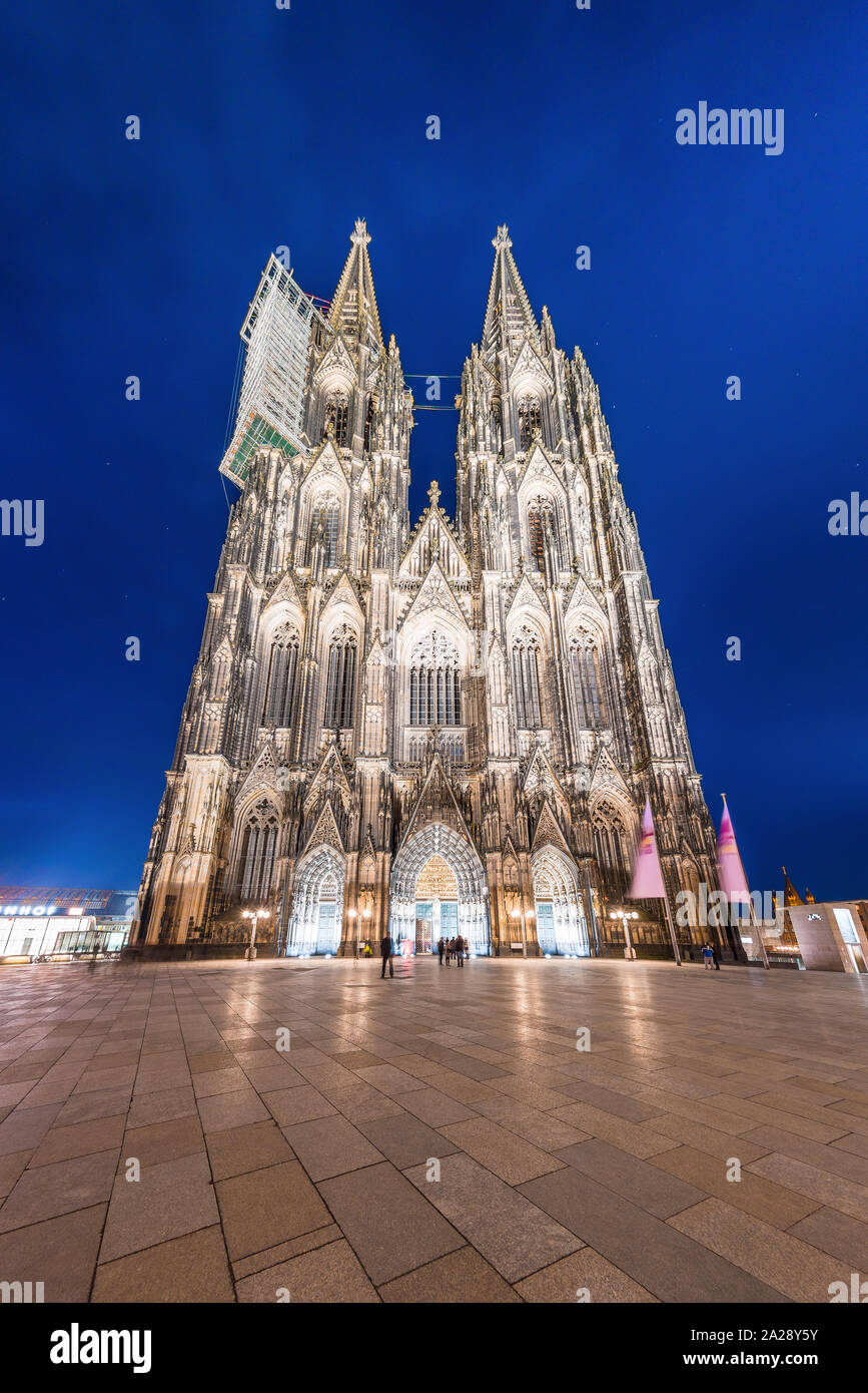 La cattedrale di Colonia di notte Foto Stock