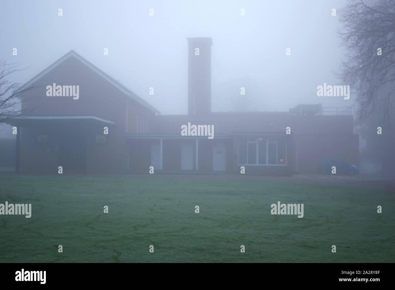 E Exeter Devon crematorio edificio. Regno Unito. In una nebbiosa inverni di giorno. Foto Stock