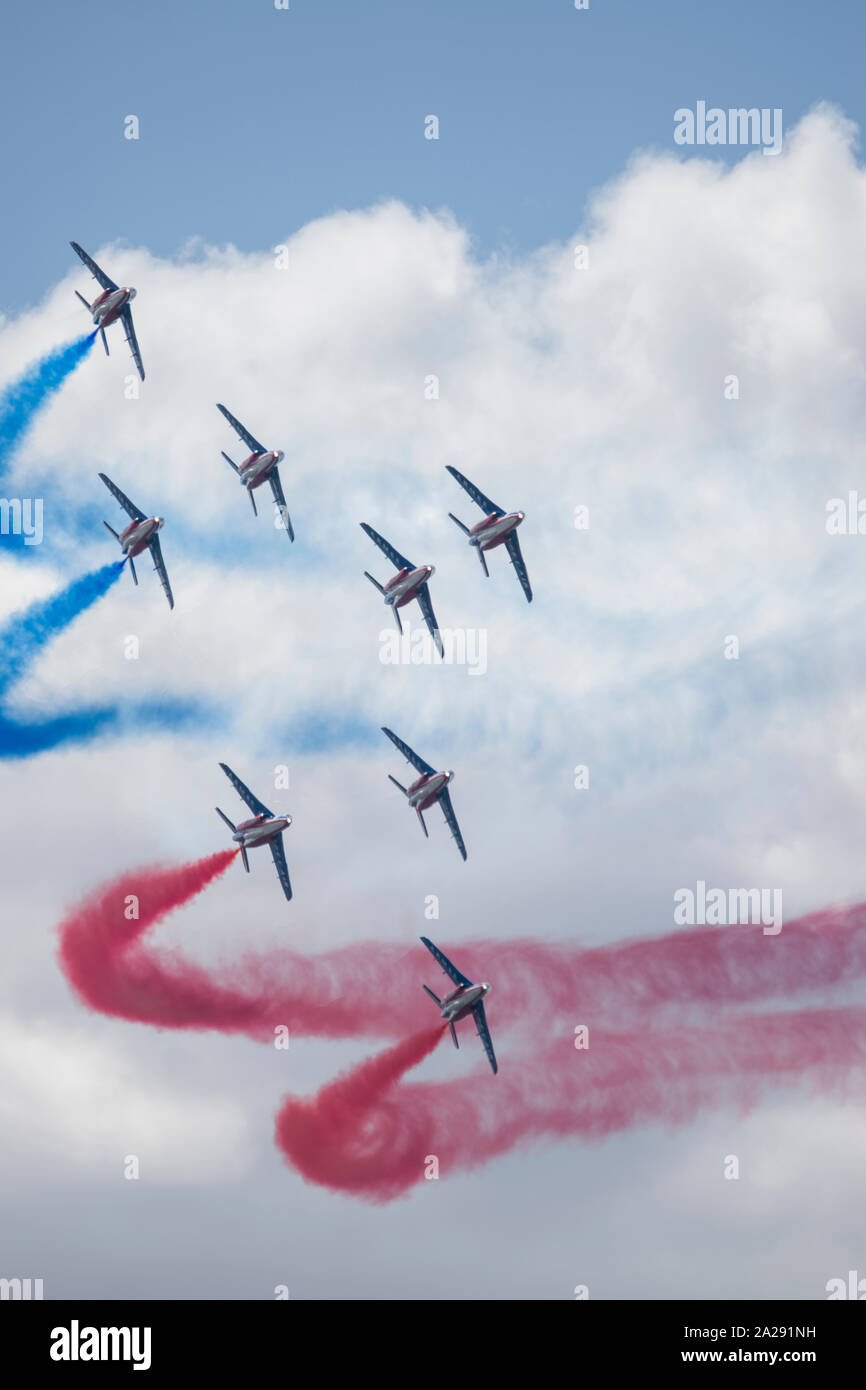 Patrouille de France sur Alpha jet en présentation au Salon du Bourget 2019. Il marchio Panache bleu,blanc,rouge en virage Foto Stock
