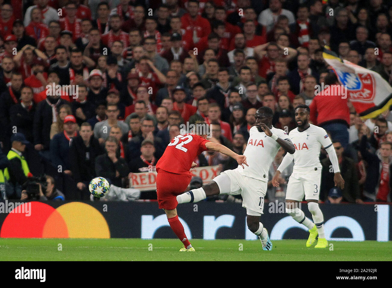 Londra, Regno Unito. 01 ott 2019. Joshua Kimmich del Bayern Monaco di Baviera (L) punteggi della sua squadra il primo obiettivo. La UEFA Champions League, gruppo B coincidono , Tottenham Hotspur v Bayern Monaco presso la stazione di Tottenham Hotspur Stadium di Londra martedì 1 ottobre 2019. Questa immagine può essere utilizzata solo per scopi editoriali. Solo uso editoriale, è richiesta una licenza per uso commerciale. Nessun uso in scommesse, giochi o un singolo giocatore/club/league pubblicazioni . Credito: Andrew Orchard fotografia sportiva/Alamy Live News Foto Stock