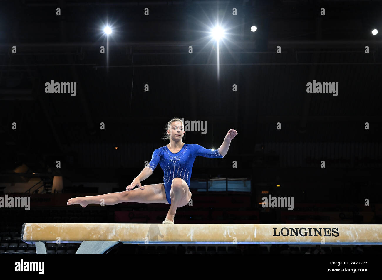 Stuttgart, Germania. 1 Ott 2019. Grazia MCCALLUM da noi pratiche sulla trave di equilibrio durante il podio di formazione nel alla Hanns-Martin-Schleyer-Halle a Stuttgart, Germania. Credito: Amy Sanderson/ZUMA filo/Alamy Live News Foto Stock