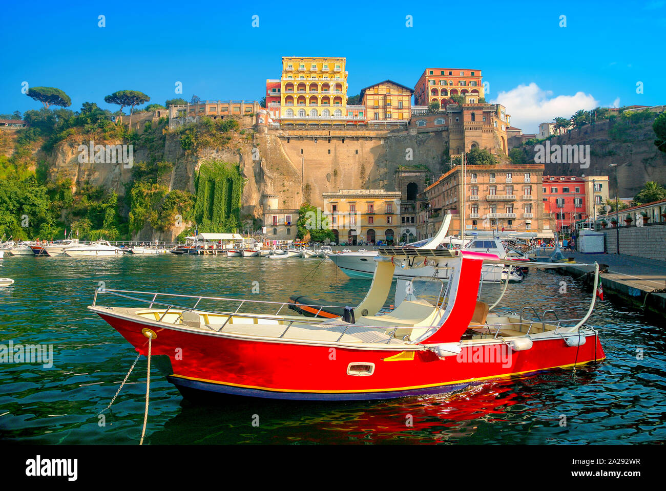 Vista della baia e il porto principale di Sorrento. Costa di Amalfi, Campania, Italia Foto Stock