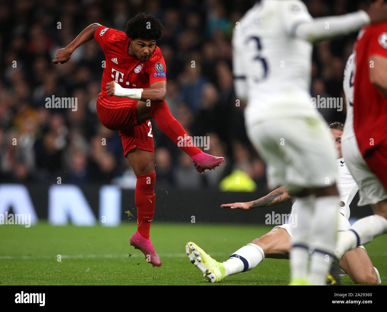 Il Bayern Monaco di Baviera Serge Gnabry punteggi al suo fianco il terzo obiettivo del gioco durante la partita della UEFA Champions League a Tottenham Hotspur Stadium, Londra. Foto Stock