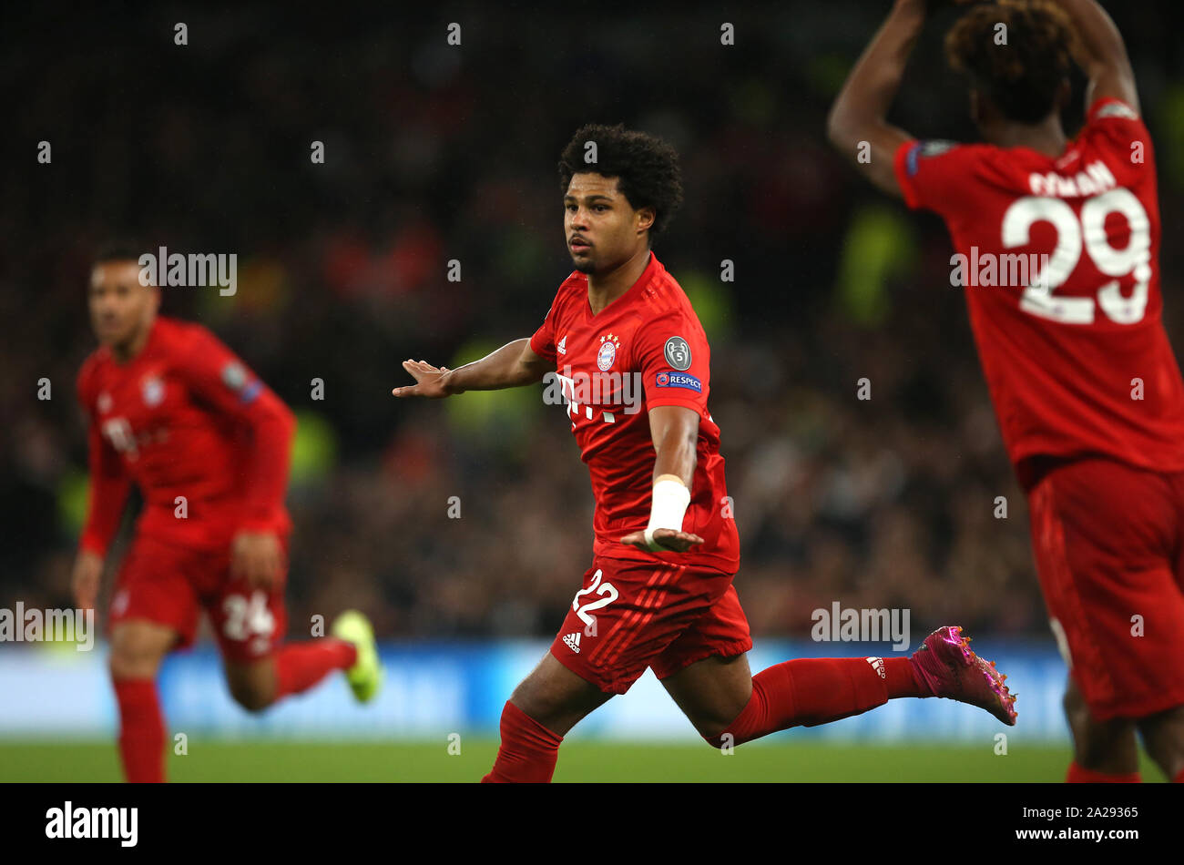 Il Bayern Monaco di Baviera Serge Gnabry punteggio celebra il suo lato il terzo obiettivo del gioco durante la partita della UEFA Champions League a Tottenham Hotspur Stadium, Londra. Foto Stock