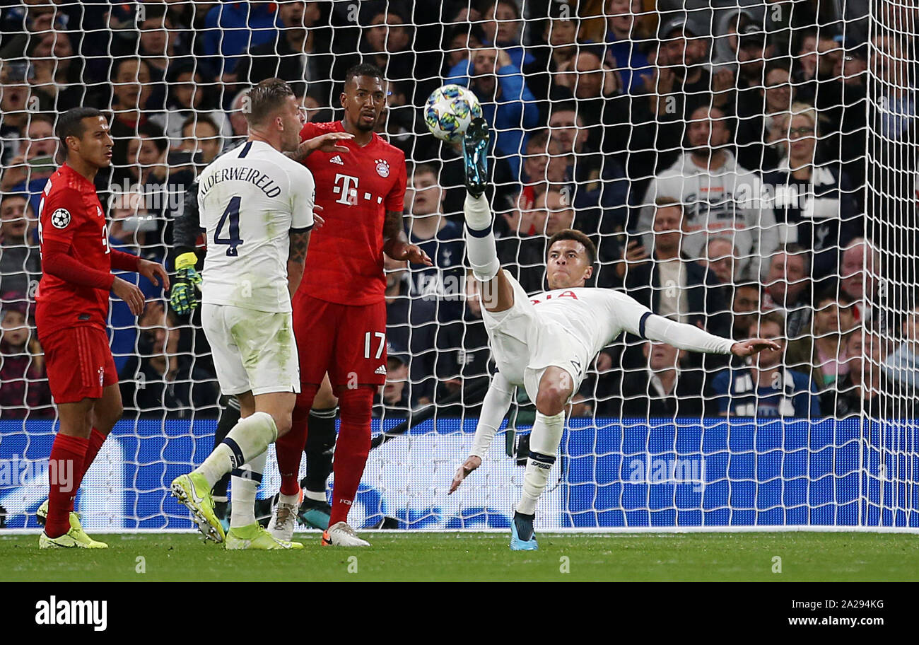 Tottenham Hotspur's dele Alli tenta un overhead kick durante la UEFA Champions League a Tottenham Hotspur Stadium, Londra. Foto Stock