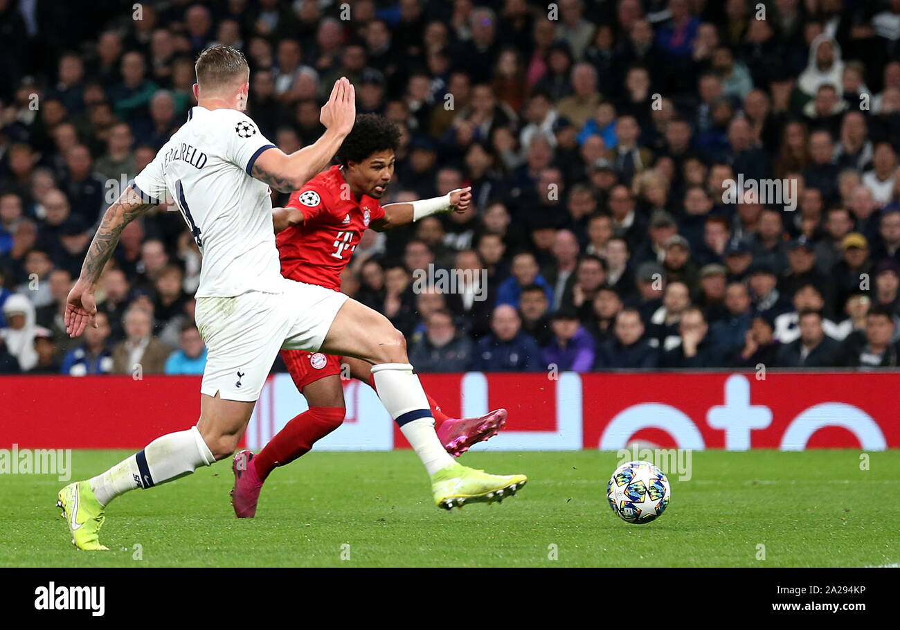 Il Bayern Monaco di Baviera Serge punteggi Gnabry il suo lato del quarto obiettivo del gioco durante la partita della UEFA Champions League a Tottenham Hotspur Stadium, Londra. Foto Stock