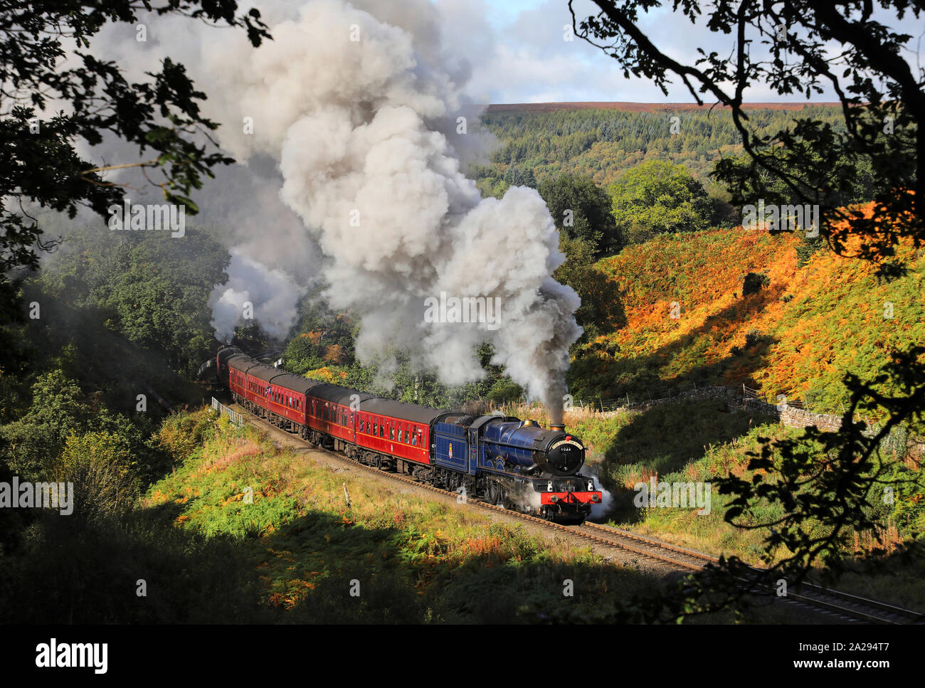 6023 re Edward II capi passato Thomason Foss sul NYMR durante l'autunno gala di vapore. Foto Stock