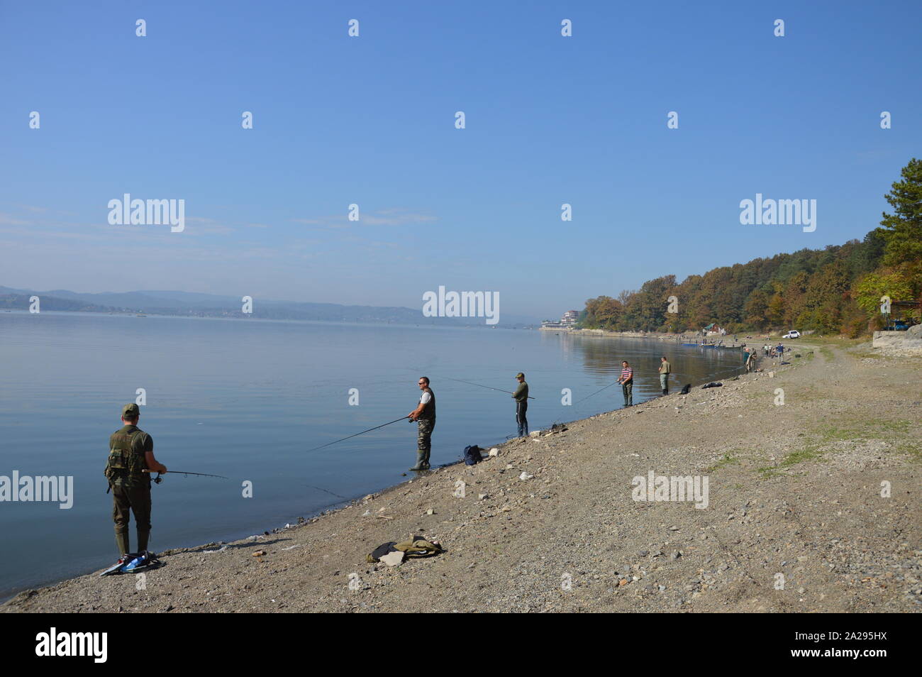 La pesca per il luccio di barare sul grande lago modrac Foto Stock