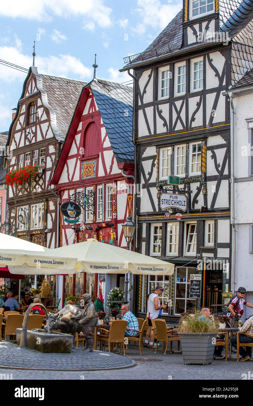 Città vecchia di Rhens, nel Rheingau, nel patrimonio mondiale dell UNESCO Valle del Reno superiore e centrale, gastronomia in vecchie tipiche case a graticcio, Germania Foto Stock Città vecchia di Rhens, nel Rheingau, nel patrimonio mondiale dell UNESCO Valle del Reno superiore e centrale, gastronomia in vecchie tipiche case a graticcio, Germania Foto Stock
