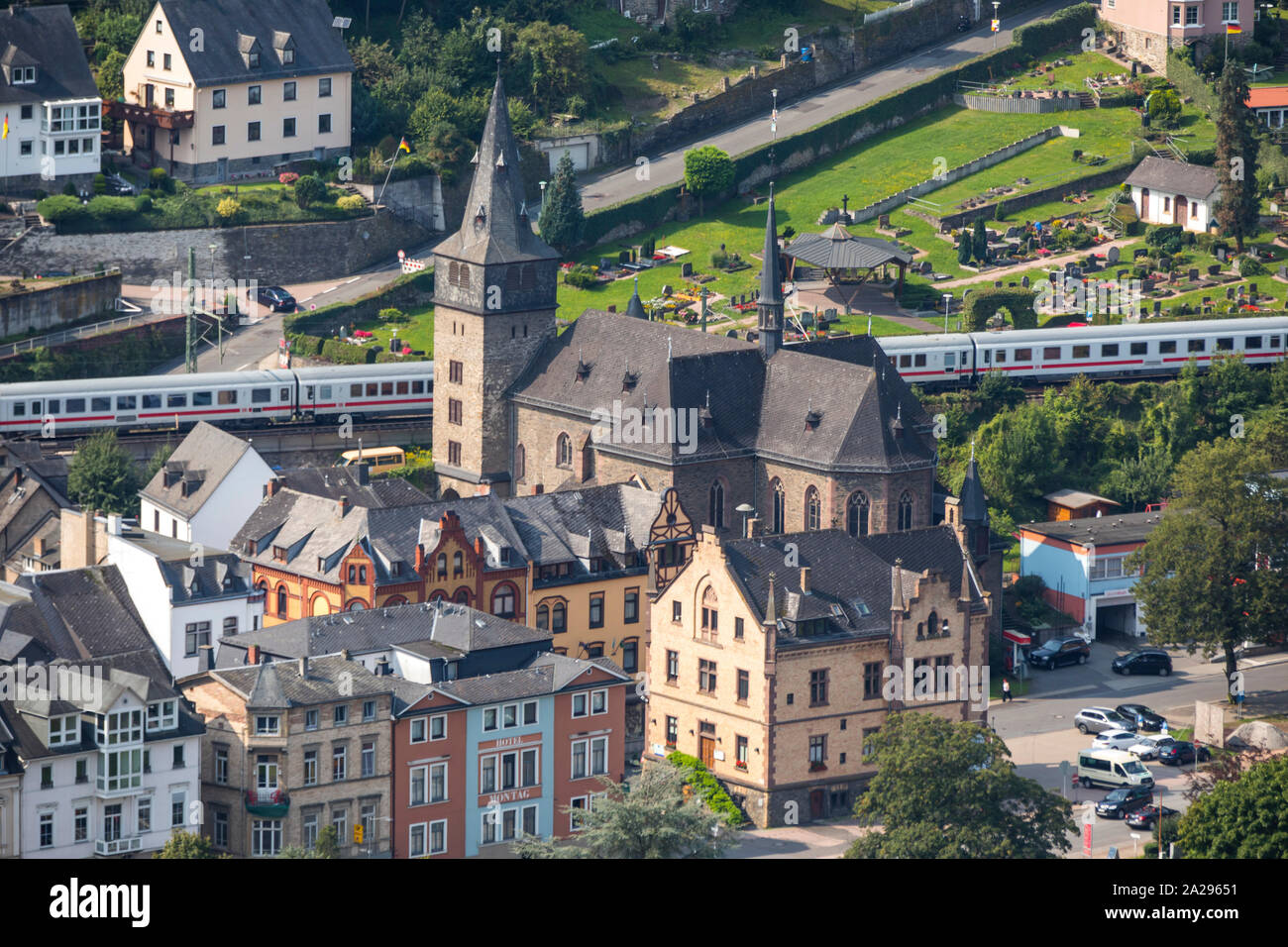 Treno IC passando attraverso San Goarshausen, un sito Patrimonio Mondiale dell'UNESCO nella Valle del Reno superiore e centrale, Germania Foto Stock