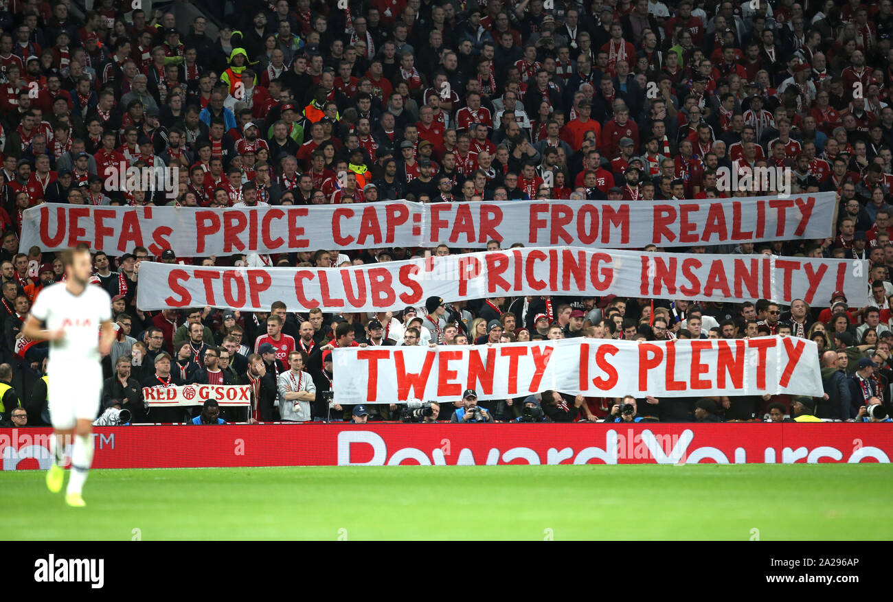 Ventilatori in gabbie di protesta Prezzo UEFA tappi durante la UEFA Champions League a Tottenham Hotspur Stadium, Londra. Foto Stock