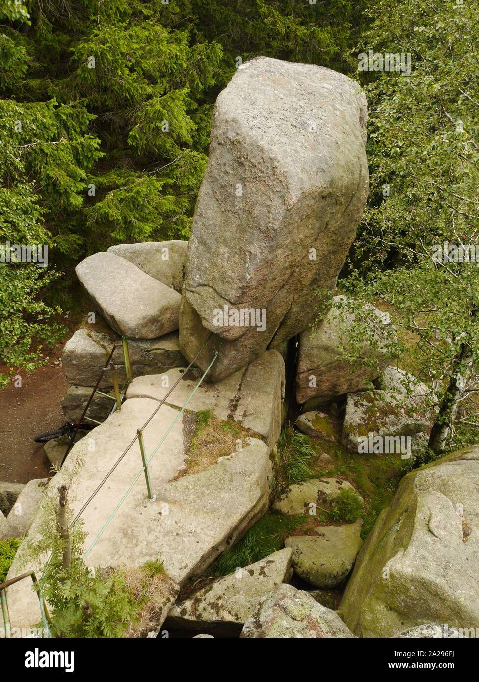 Grande pietra di granito affioramento con scale di metallo, Parco Nazionale di Harz, Germania Foto Stock