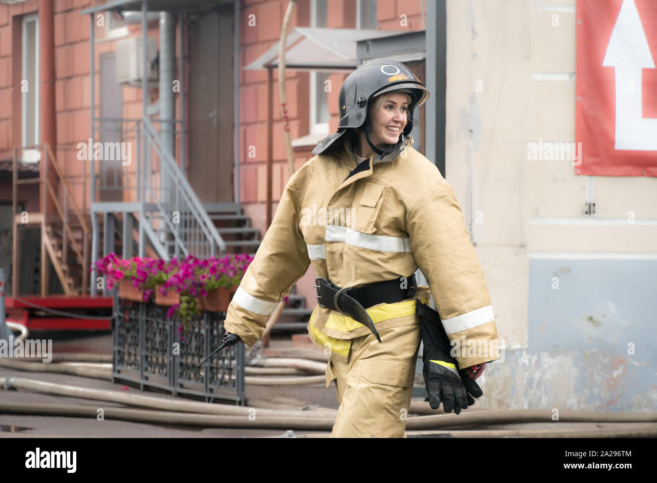 San Pietroburgo, Russia - 14 agosto 2019 - Incendio nel centro uffici 'Leningrado', un vigile del fuoco femal coordinando le azioni Foto Stock