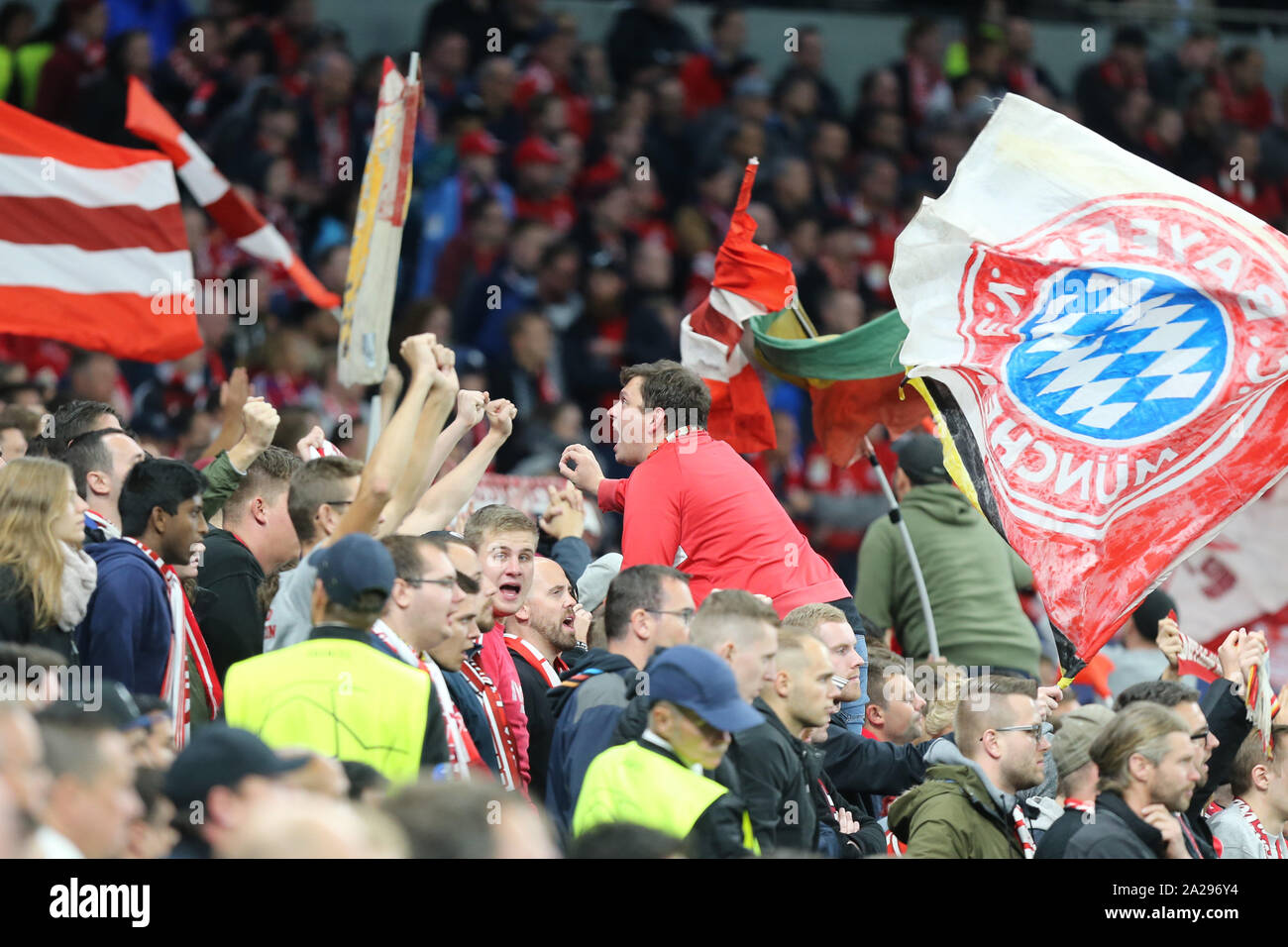 Londra, Regno Unito. 01 ott 2019. Il Bayern Monaco di Baviera ventole celebrare durante la UEFA Champions League group B match tra Tottenham Hotspur e Bayern Monaco presso la stazione di Tottenham Hotspur Stadium. Credito: Mark Hawkins/Alamy Live News Foto Stock