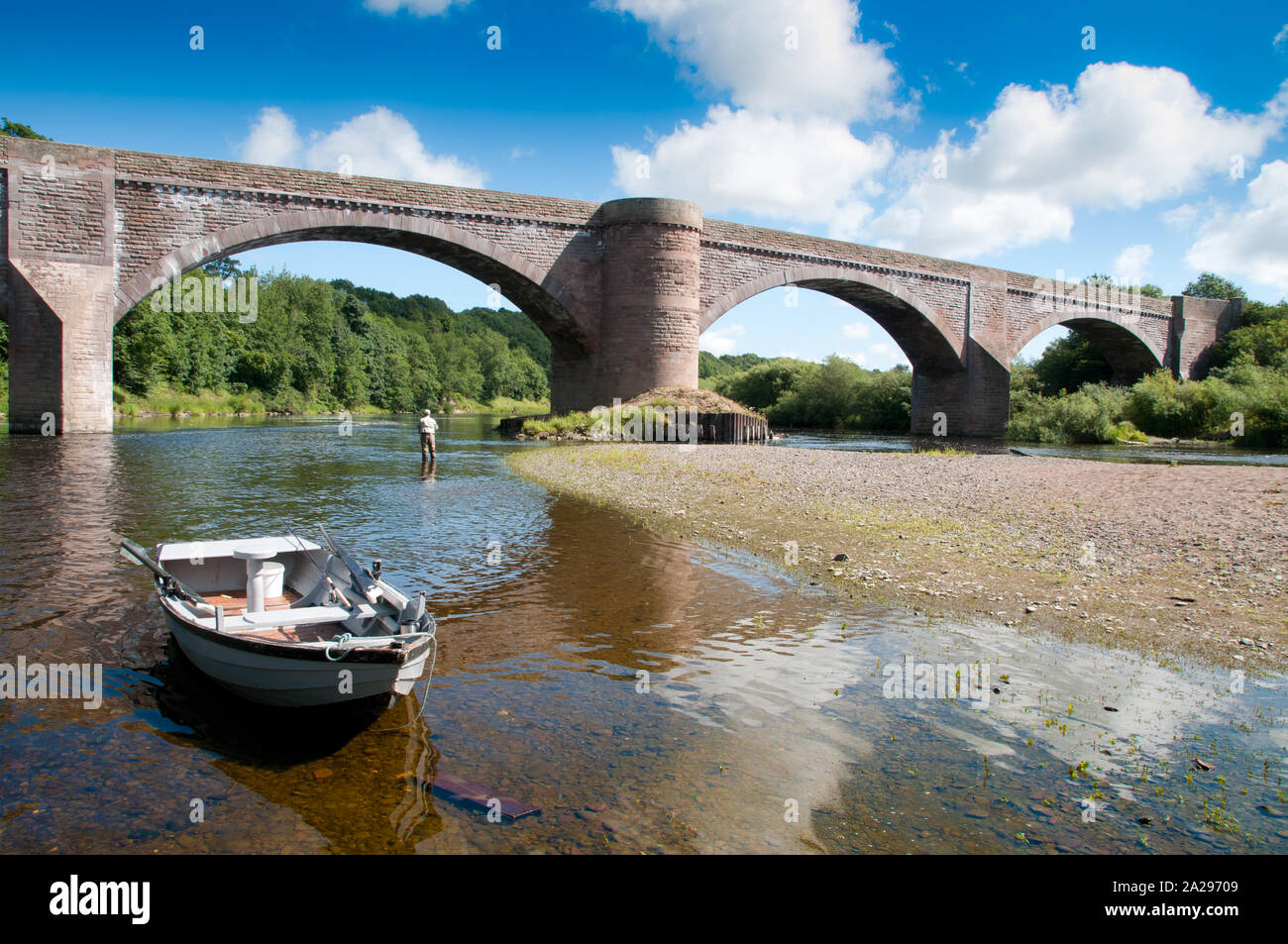 Il pescatore a Ladykirk Norham e Ponte sul anglo frontiera scozzese Foto Stock