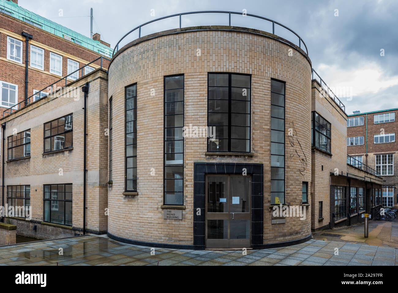 Mond edificio, nuovo sito Musei, Università di Cambridge. 1933 in stile Art Deco, lascito Ludwig Mond. Incisione di coccodrillo da Eric Gill. Arco: H C Hughes Foto Stock