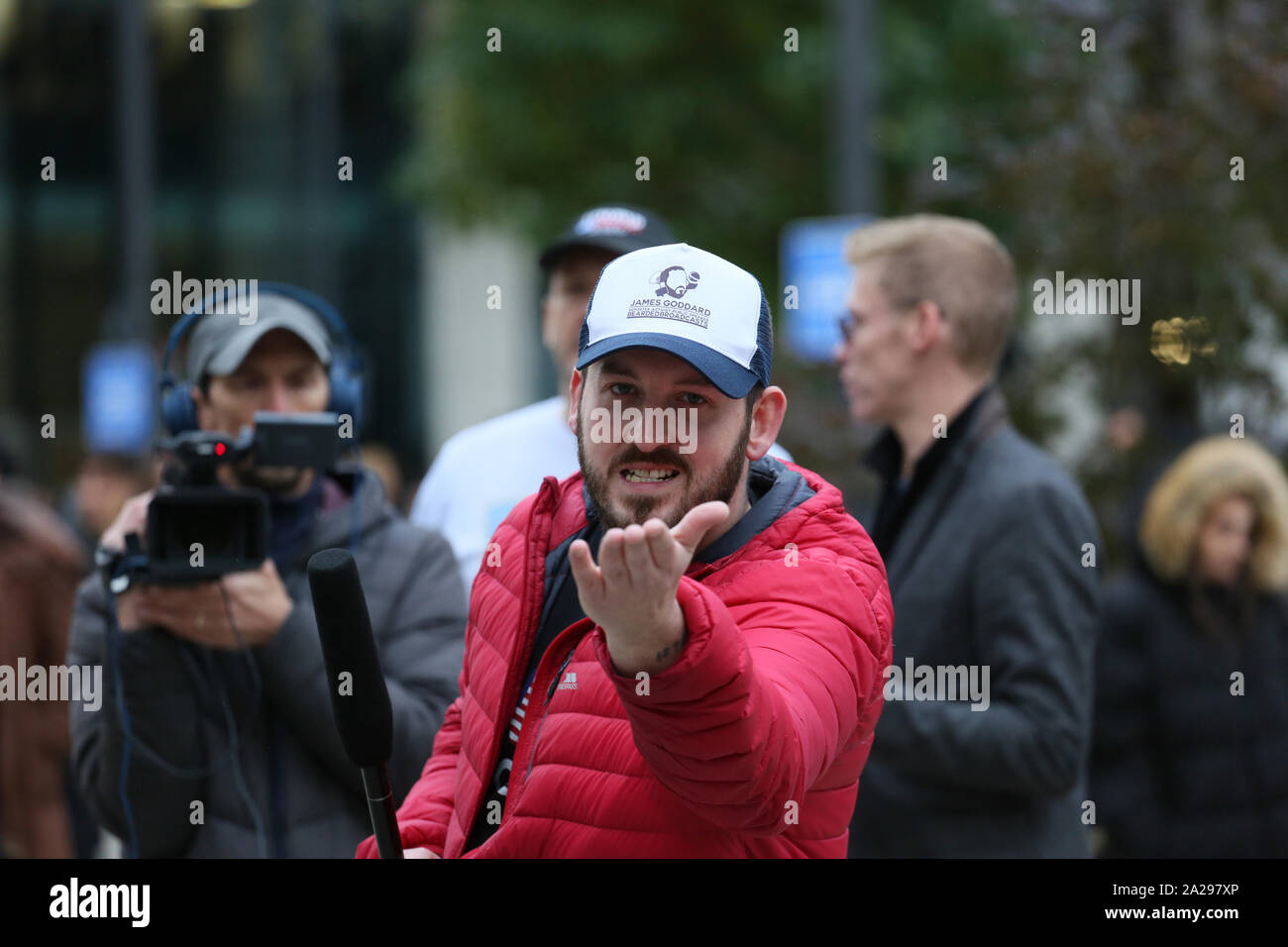 Manchester, Regno Unito. 1 Ottobre, 2019. Forze di polizia sono mantenendo i manifestanti contrapposti oltre al di fuori del Partito Tory Conferenza. Stand Up al razzismo sono in possesso di un anti Tory protesta chiamando Boris Johnson un razzista. L'ala destra gruppo giubbotti giallo UK guidata da James Goddard ha gridato su discorsi state fatte da Stand fino al razzismo e girato la loro azione. L'ala destra gruppo sono pro Brexit e chiedeva che "vuole che il nostro paese". Manchester, Lancashire, Regno Unito. Credito: Barbara Cook/Alamy Live News Foto Stock