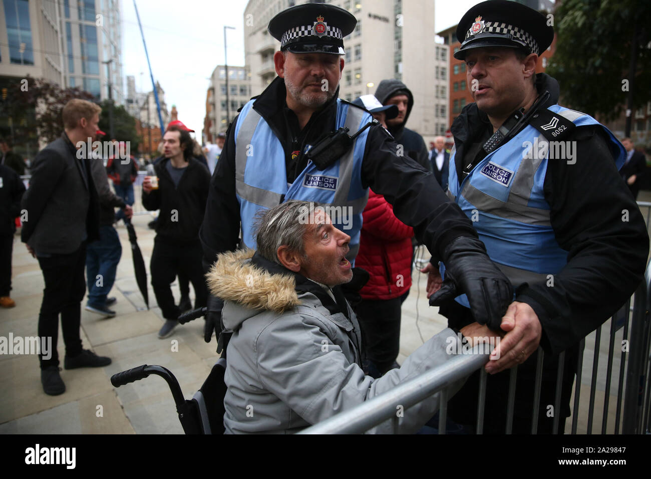 Manchester, Regno Unito. 1 Ottobre, 2019. Forze di polizia sono mantenendo i manifestanti contrapposti oltre al di fuori del Partito Tory Conferenza. Stand Up al razzismo sono in possesso di un anti Tory protesta chiamando Boris Johnson un razzista. L'ala destra gruppo giubbotti giallo UK guidata da James Goddard ha gridato su discorsi state fatte da Stand fino al razzismo e girato la loro azione. L'ala destra gruppo sono pro Brexit e chiedeva che "vuole che il nostro paese". Manchester, Lancashire, Regno Unito. Credito: Barbara Cook/Alamy Live News Foto Stock